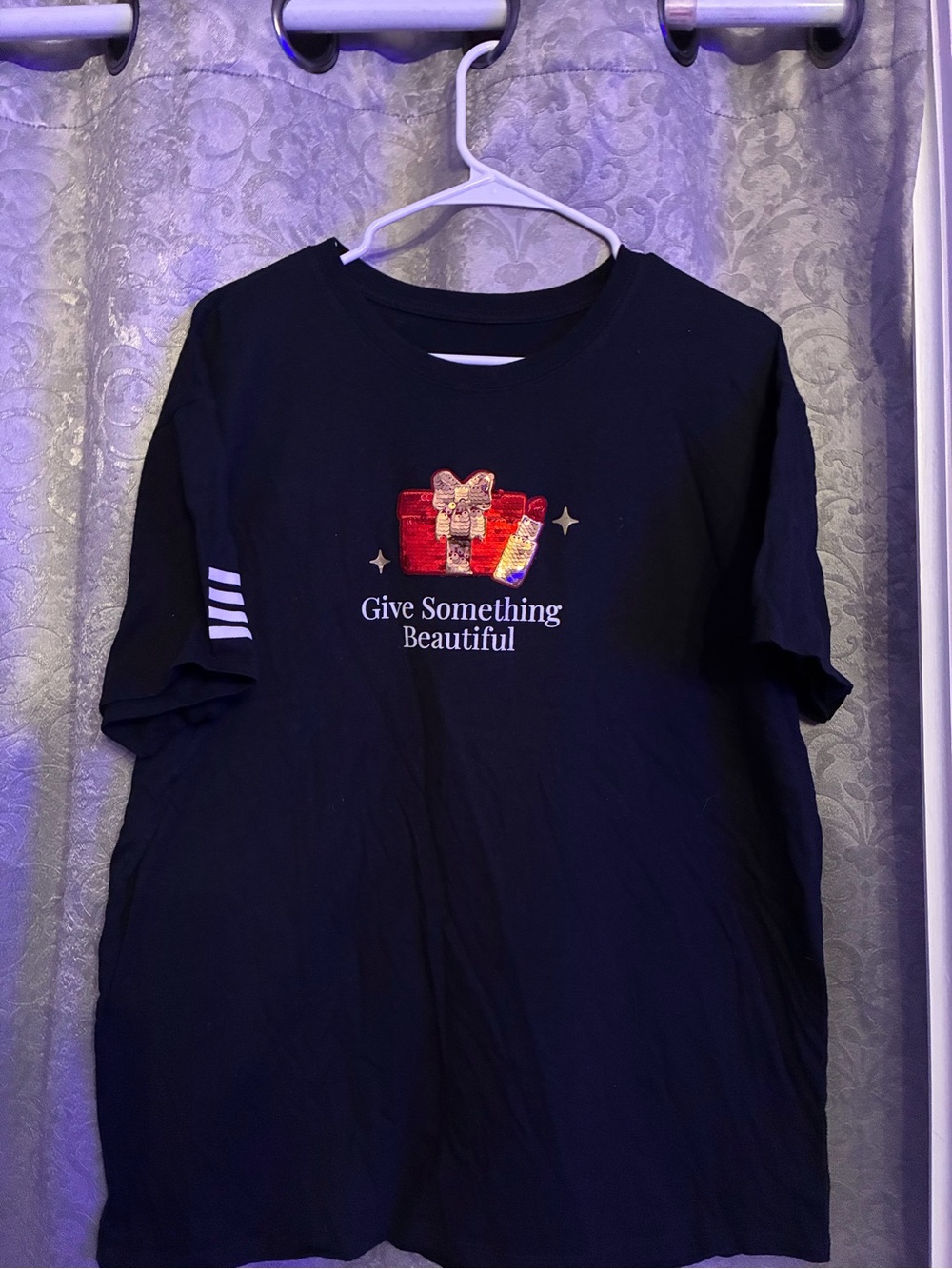 Sephora Black Short-Sleeve Graphic Tee with Red & Gold Gift holiday staff shirt